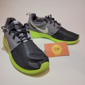 $$ SOLD Nike 7Y Roshe Run GS Black White Cool Grey Green 677782-001 Rosherun One